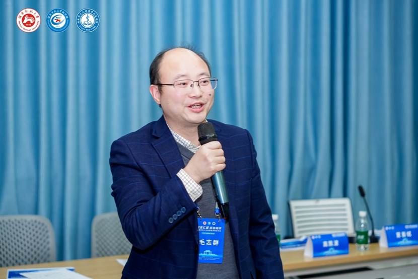 穿着蓝色衣服的人在房间里 AI 生成的内容可能不正确。